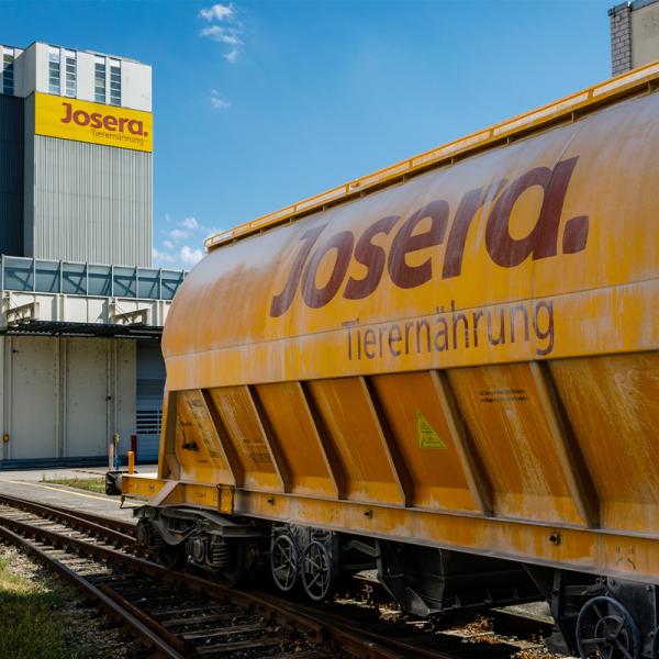 Josera Zugwagon auf den Schienen auf dem Werksgelände.